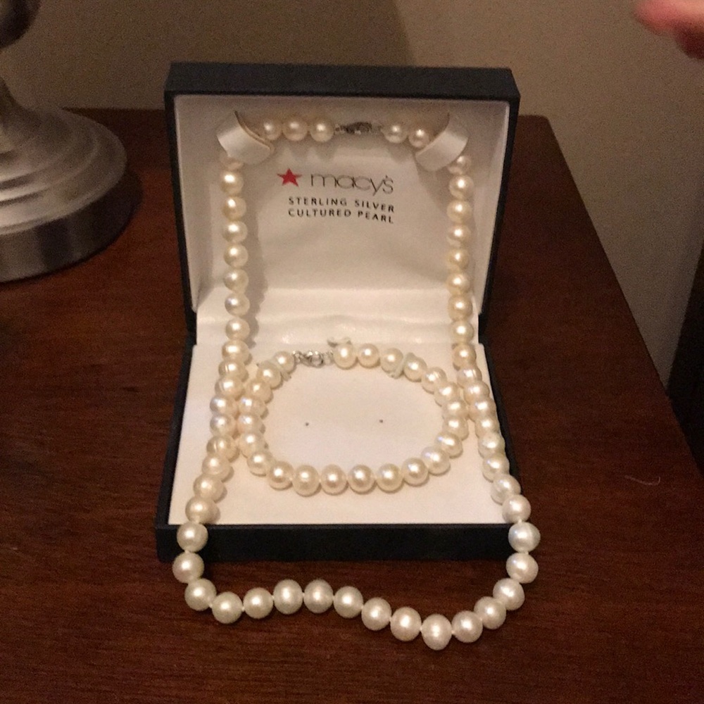 Pearl necklace and bracelet set